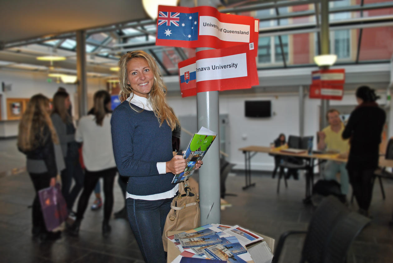 Linn Timenes står foran Australia sin stand.