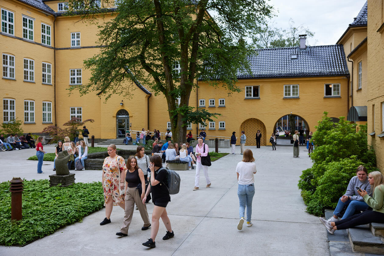 Bilde av  studenter utenfor Sydneshaugen skole på UiB