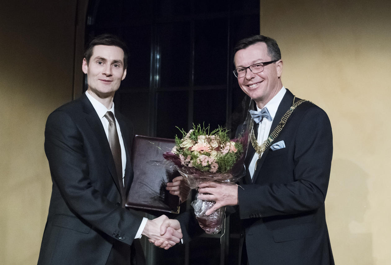 Ole Hjortland mottar Meltzerprisen for yngre forskere