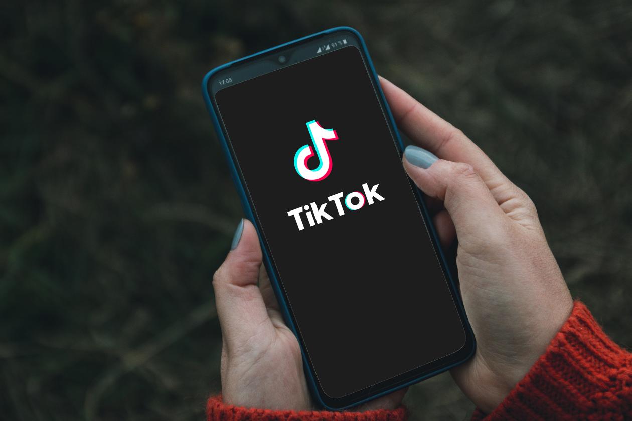 Bilde av person som ser på TikTok. 