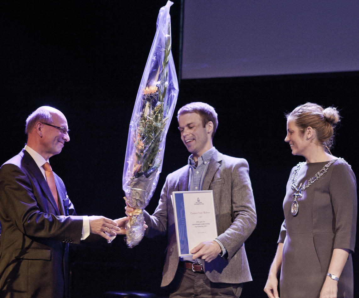 Torbjørn Østvik Pedersen fra Institutt for biomedisin/Institutt for klinisk odontologi får tildelt diplom og blomster i forbindelse med tildeling av Den norske tannlegeforeninges pris for odontologisk undervisning og forskning for 2013.