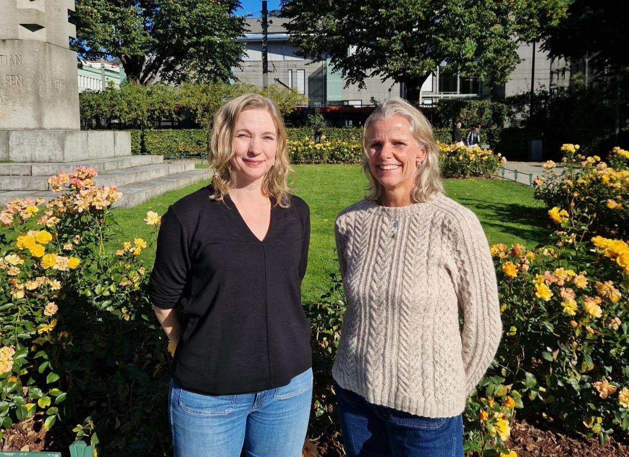 Ane Johannessen og Merethe Hustoft i byparken en sommerdag