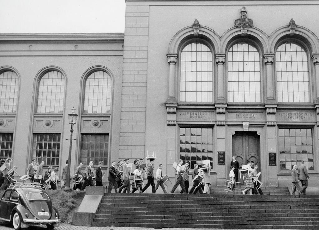 Studentene på vei fra Bergen Museum til det nye Universitetsbiblioteket