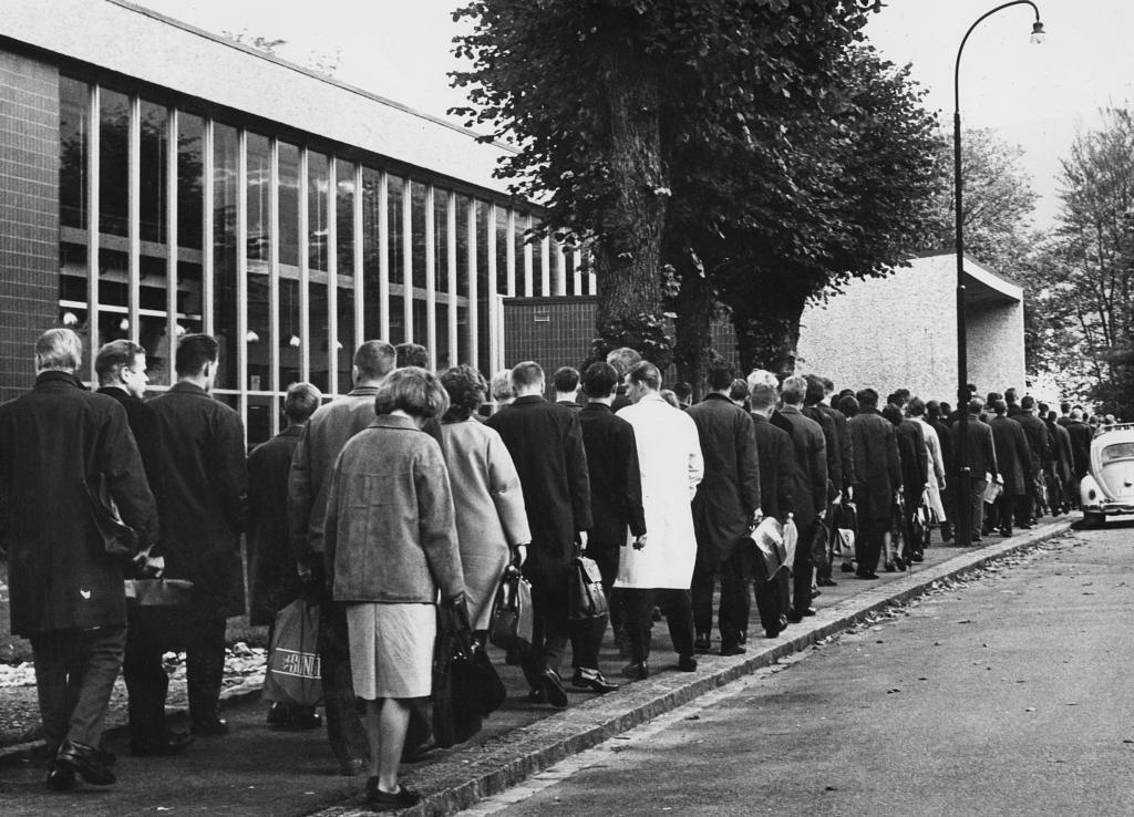 Studentkø utenfor UBB våren 1965