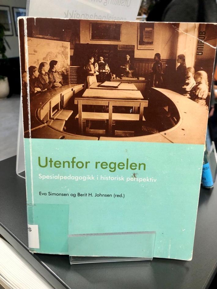 Bilde av boken Utenfor regelen : spesialpedagogikk i historisk perspektiv