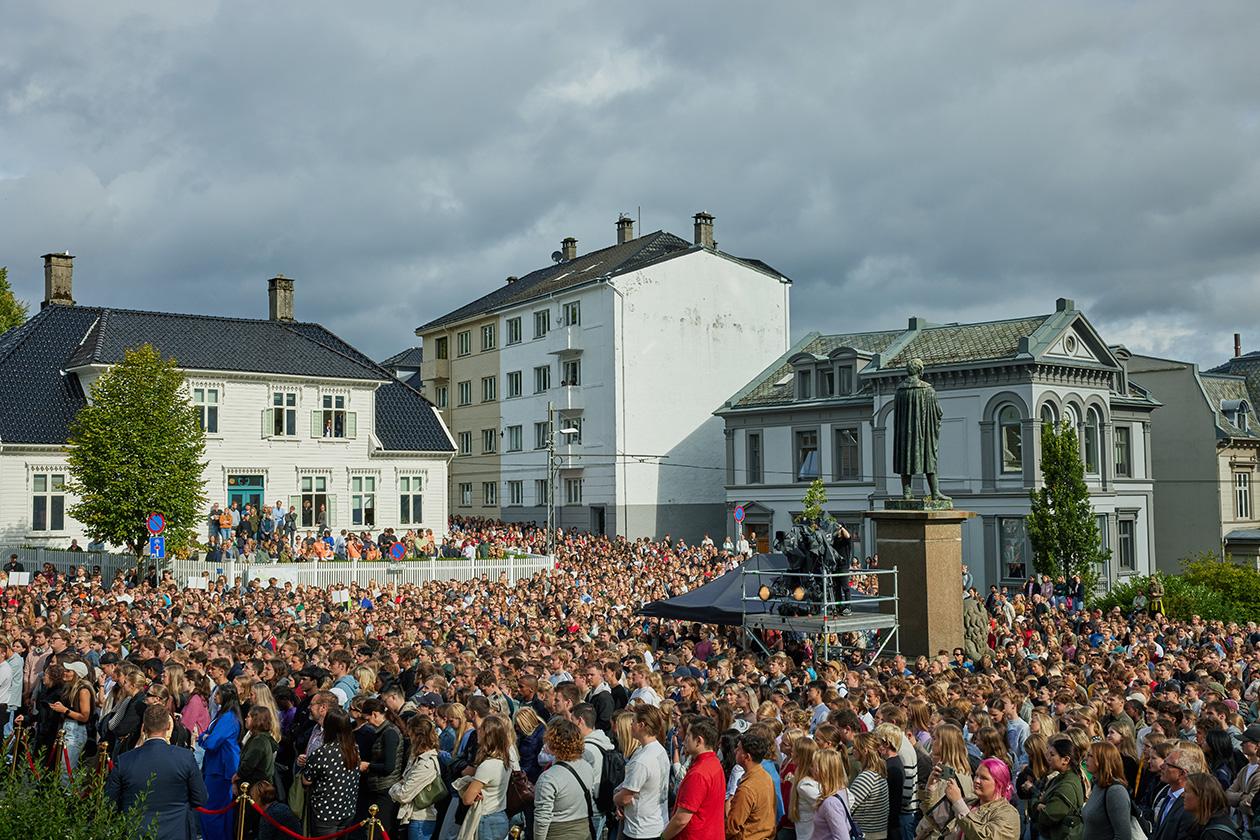 Picture shows 7000 students at the welcome sermony at Univeristy of Bergen in 2023.