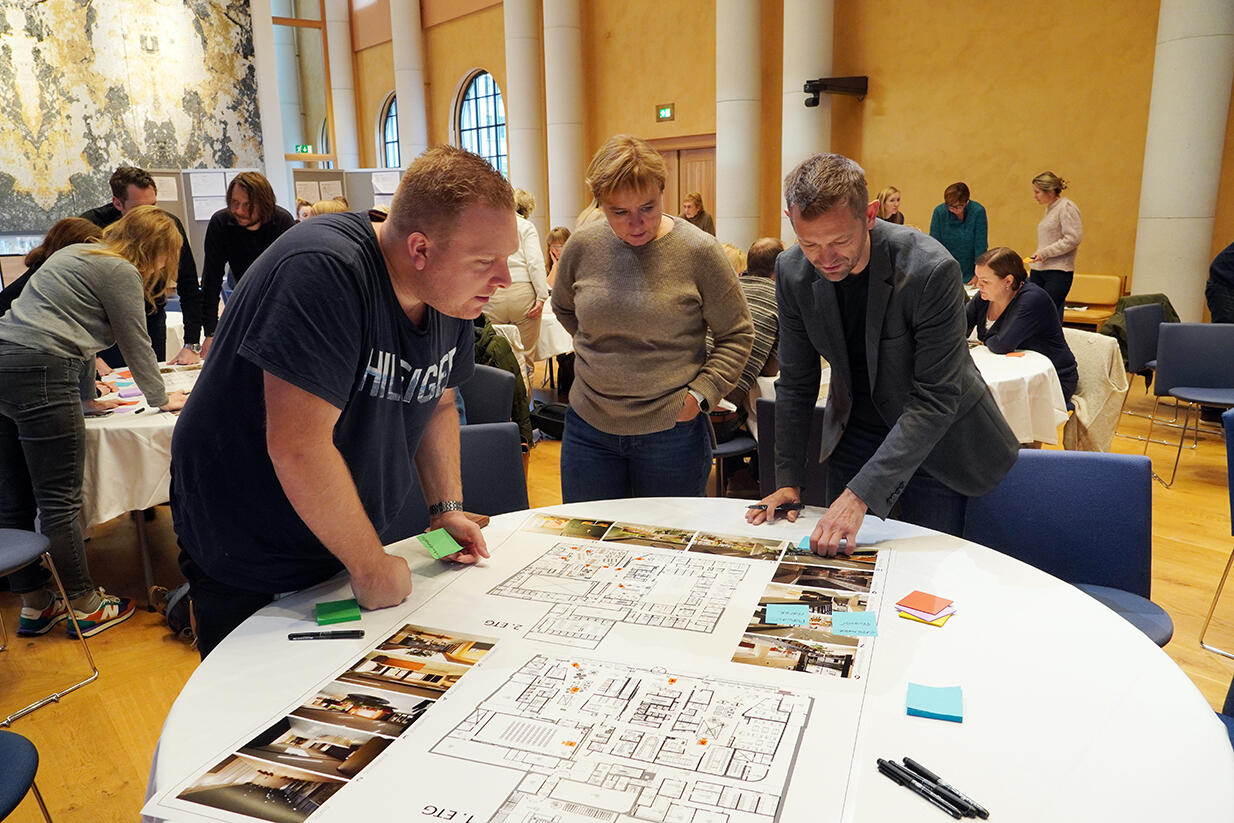 Gruppe står rundt et bord