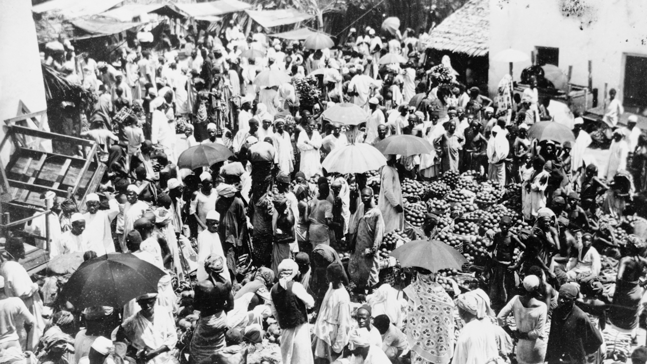 Oversikt over stor menneskemengde på marknad i Zanxibar for 100 år sidan.