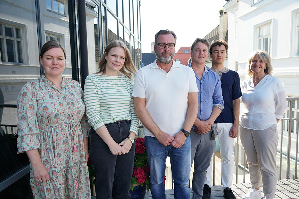 BIlde av mennesker på en terrasse