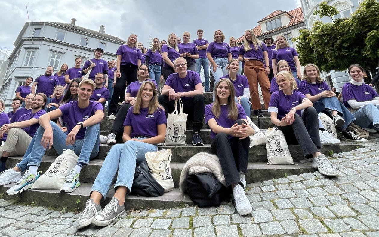 Mentorer fra SV-fakultetet sitter i en trapp