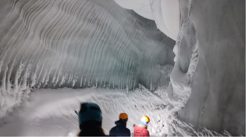 studenter i en grotte på Svalbard