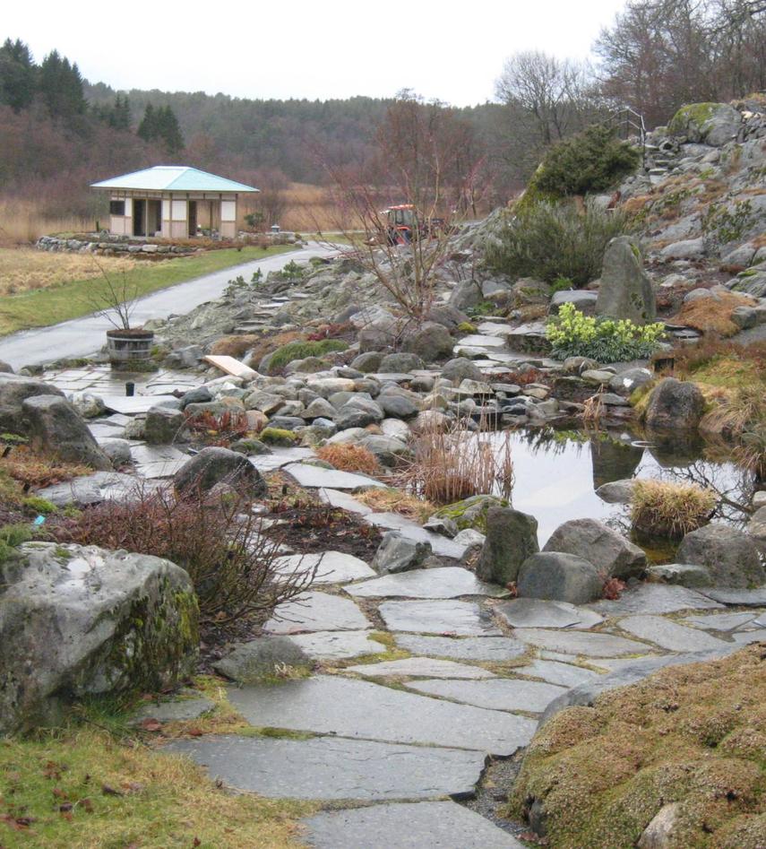 Fjellhagen frå dammen mot tepaviljongen tidleg vår 2009. Steinmesteren Jon...