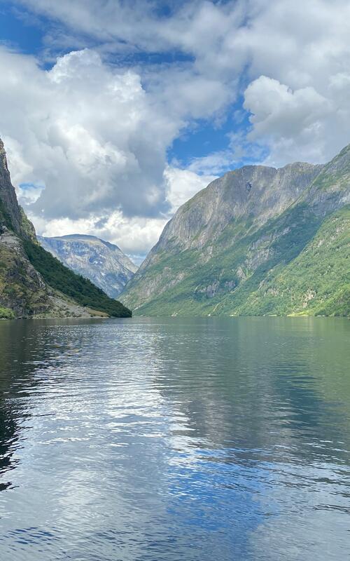 bilder av fjord og fjell