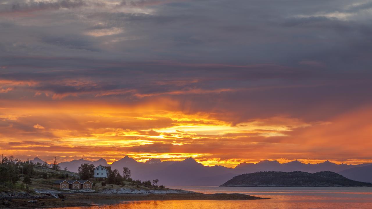 Midnattssol kan være et praktfullt skue – som her fra Altafjorden – men for verdens mest tallrike fiskeslag skaper lyset en barriere mot etablering i nord