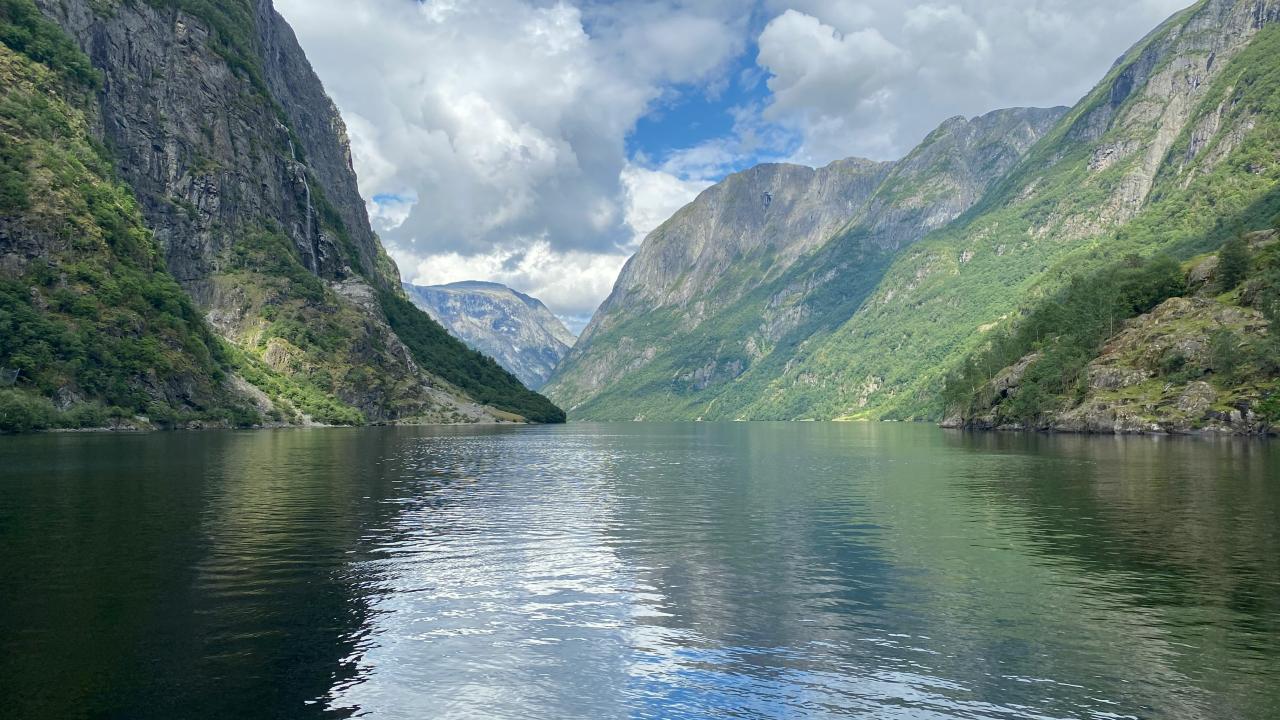 bilder av fjord og fjell