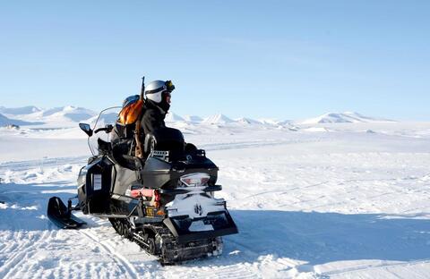 Mann på snøscooter