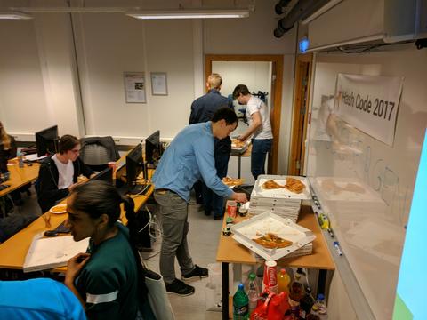 38 deltagere fordelt på 11 lag (hvorav 8 studentlag) møttes til dyst i datalaben på Høyteknologisenterent. Da trengs det en del pizza.