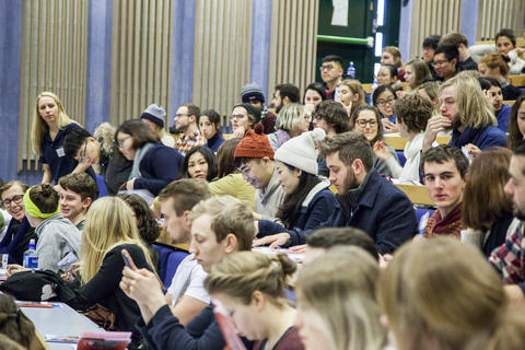 Internasjonalt mottak : Oversiktsbilde av studentene i auditoriet på Dragefjellet