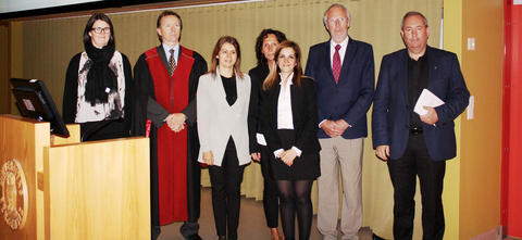 the candidate in a group photo with her supervisors and the evaluation committee.