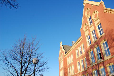 det juridiske fakultet  opp mot blå himmel.