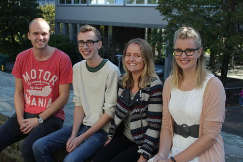 Geologistudentene Erlend Gjøsund, Magnus Thorvik, Hanna Brække og Stine Øiseth  utenfor Realfagbygget i Bergen