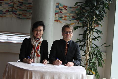 Vice President of Shandong University, Zi-Jiang Chen, and Acting University Director, Tore Tungodden, sign the Memorandum of Understanding