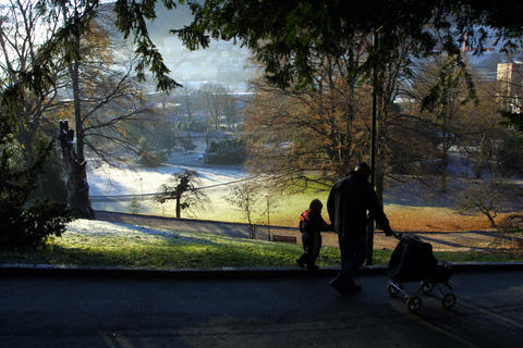 barn i parken