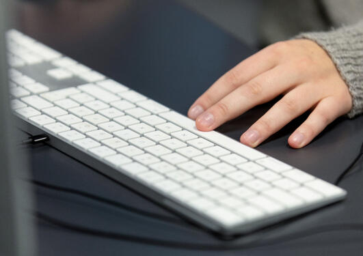 Bilde av en som skriver på et tastatur
