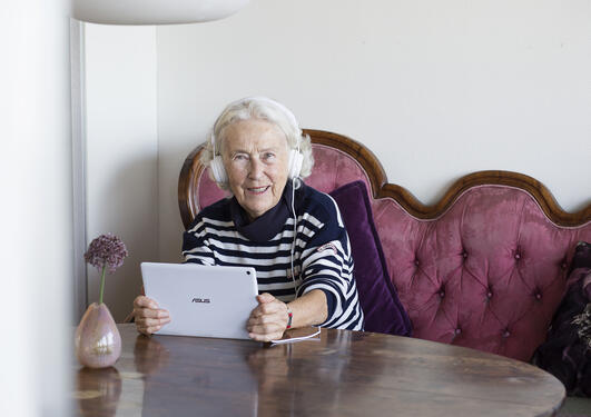 Eldre kvinne bruker nettbrett 