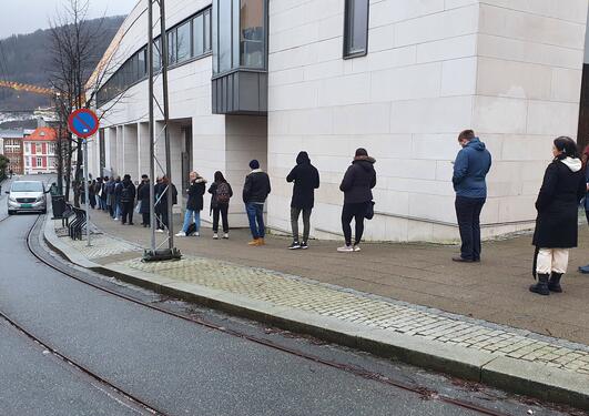 Mange mennesker i kø for å få tatt vaksine på Studentsenteret i Bergen