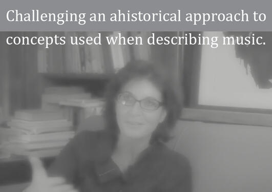 Diffust bilde i sort-hvitt av Lydia Goeht med teksten ""Challenging an ahistorical approach to concepts used when describing music".
