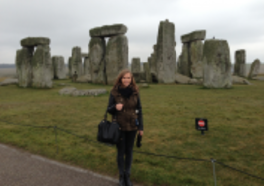 Bilde av dame ved Stonehenge i UK (Steiner)