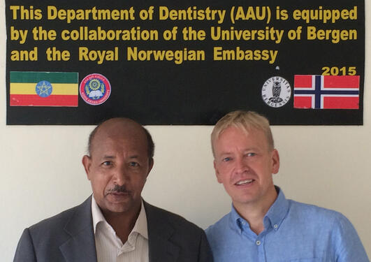   Wondwossen Fantaye er leder av School of Denistry i Addis Abeba. Her er han sammen med UiB-professor Asgeir Bårdsen. Foto: Privat 