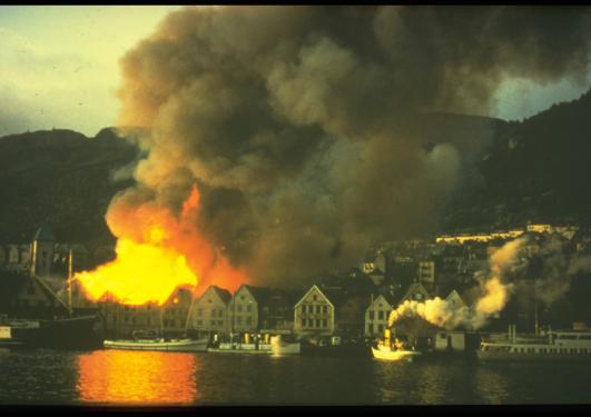 Bilde av Bryggen i Bergen i  full brann i 1955.