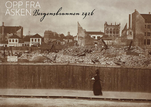 Kvinne studerer ruinene fra Bergensbrannen i 1916