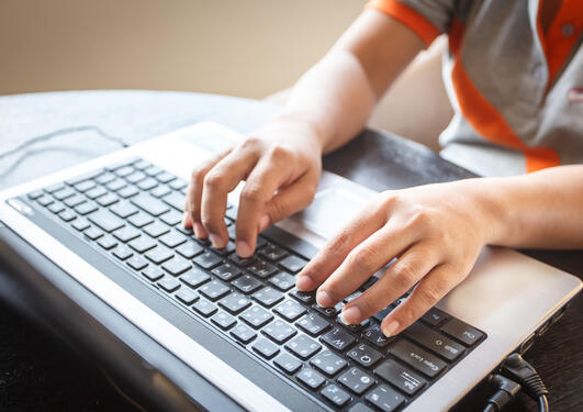 Bildet viser person som skriver på tastatur