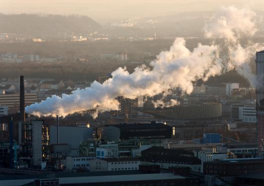 bilde av luftforurensing fra fabrikkpoper