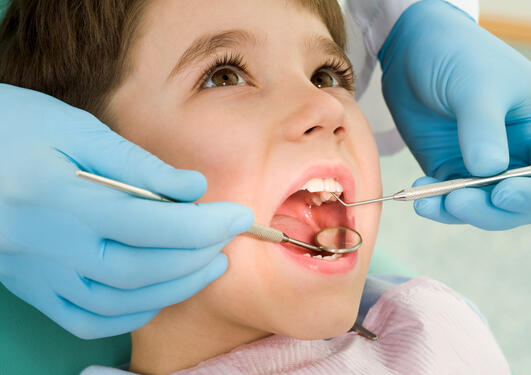 Gutt får undersøkt tennene sine hos tannlege