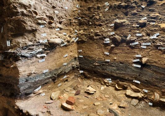 stratigrafi/jordlag i arkologisk utgravning i Blombos hulen