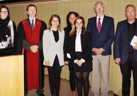 the candidate in a group photo with her supervisors and the evaluation committee.