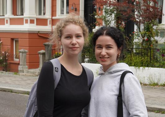 Søstrene Vira og Nadiia fra Bucha utenfor Kyiv skal studere på UiB fra høsten av