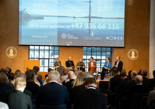 Bilde av SMI-konferansens første paneldebatt med tittelen «Norway as a frontrunner in offshore wind?»