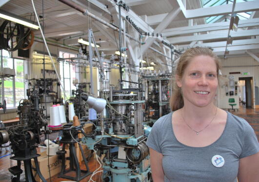 Ingrid Haugrønning jobber som formidlingskoordinator ved Norsk Trikotasjemuseum i Salhus.