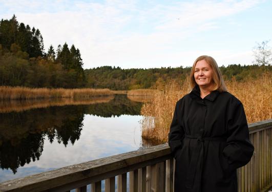 Forsker Heidi Lie Andersen står foran Mildevannet