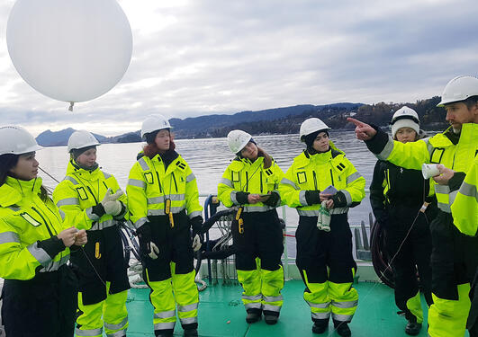 klargjør en værballong sammen med studenter i GEOF105-Atmosfære- og havfysikk