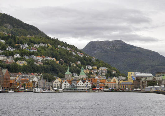 Bilde av innseilingen til Bergen, med Fisketorget og Ulriken i bakgrunnen.