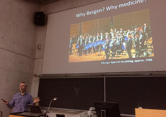 Bjørn Tore Gjertsen teaching in the auditorium.