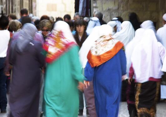 Gruppe av muslimske kvinner som går nedover travel gate
