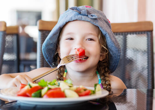 Glad barn spiser frukt