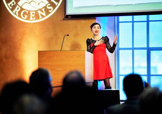 Huiwen (Helen) Zhang på scenen i Universitetsaulaen under UiB-Symposiet «Engaging China» 